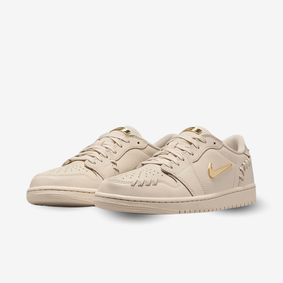 NIKE LOW TOP MAKE BEIGE